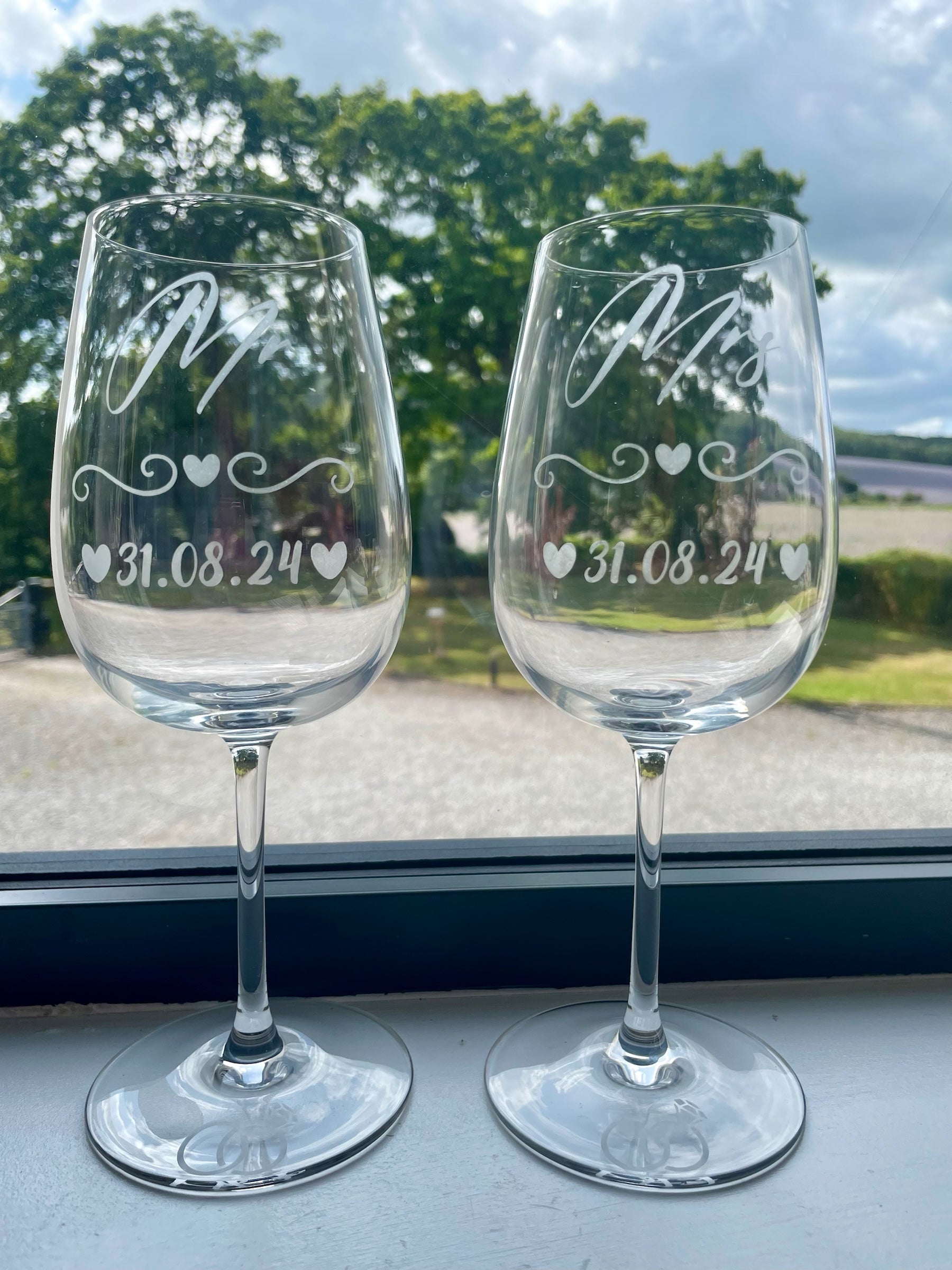 Personalised Mr & Mrs Wedding Wine Glasses – Custom Engraved Bride & Groom Glassware Set