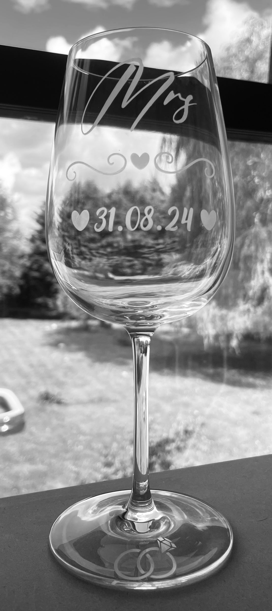Personalised Mr & Mrs Wedding Wine Glasses – Custom Engraved Bride & Groom Glassware Set