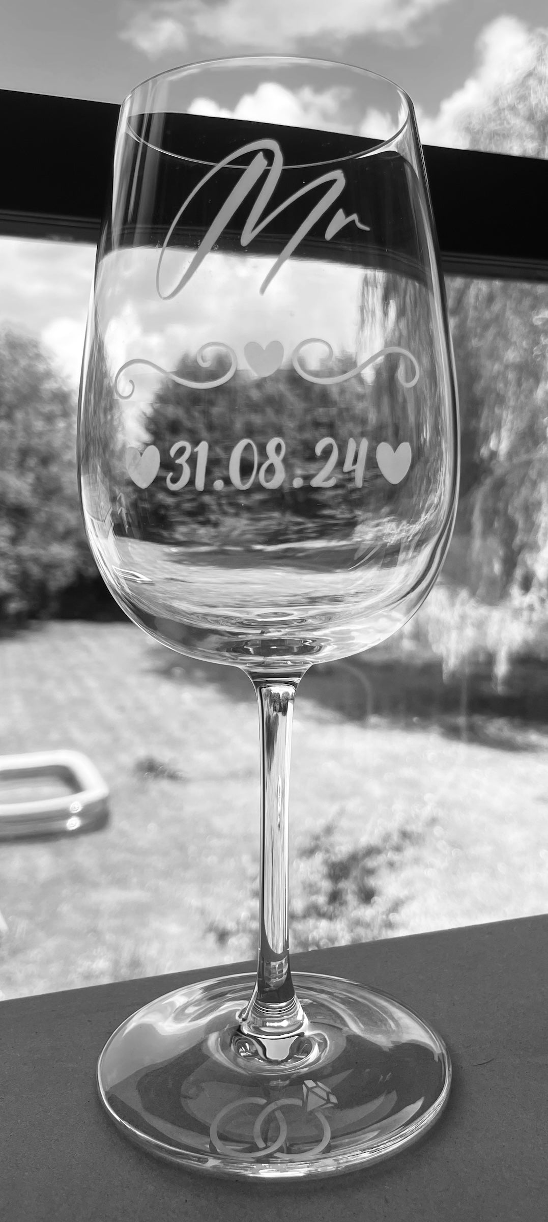 Personalised Mr & Mrs Wedding Wine Glasses – Custom Engraved Bride & Groom Glassware Set