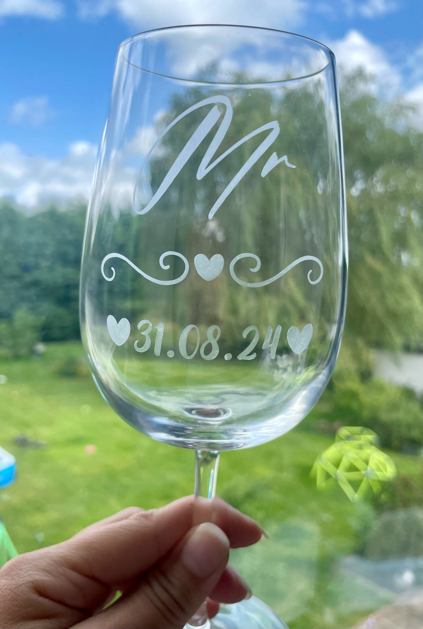 Personalised Mr & Mrs Wedding Wine Glasses – Custom Engraved Bride & Groom Glassware Set