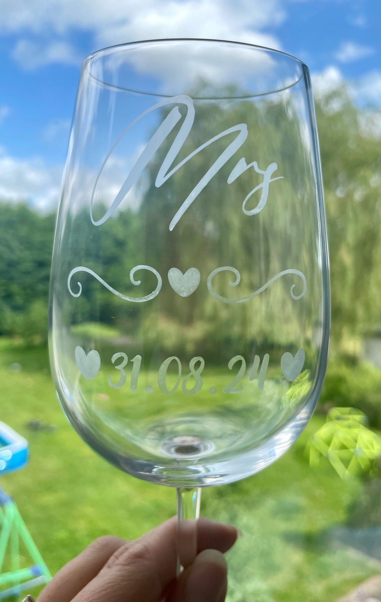 Personalised Mr & Mrs Wedding Wine Glasses – Custom Engraved Bride & Groom Glassware Set