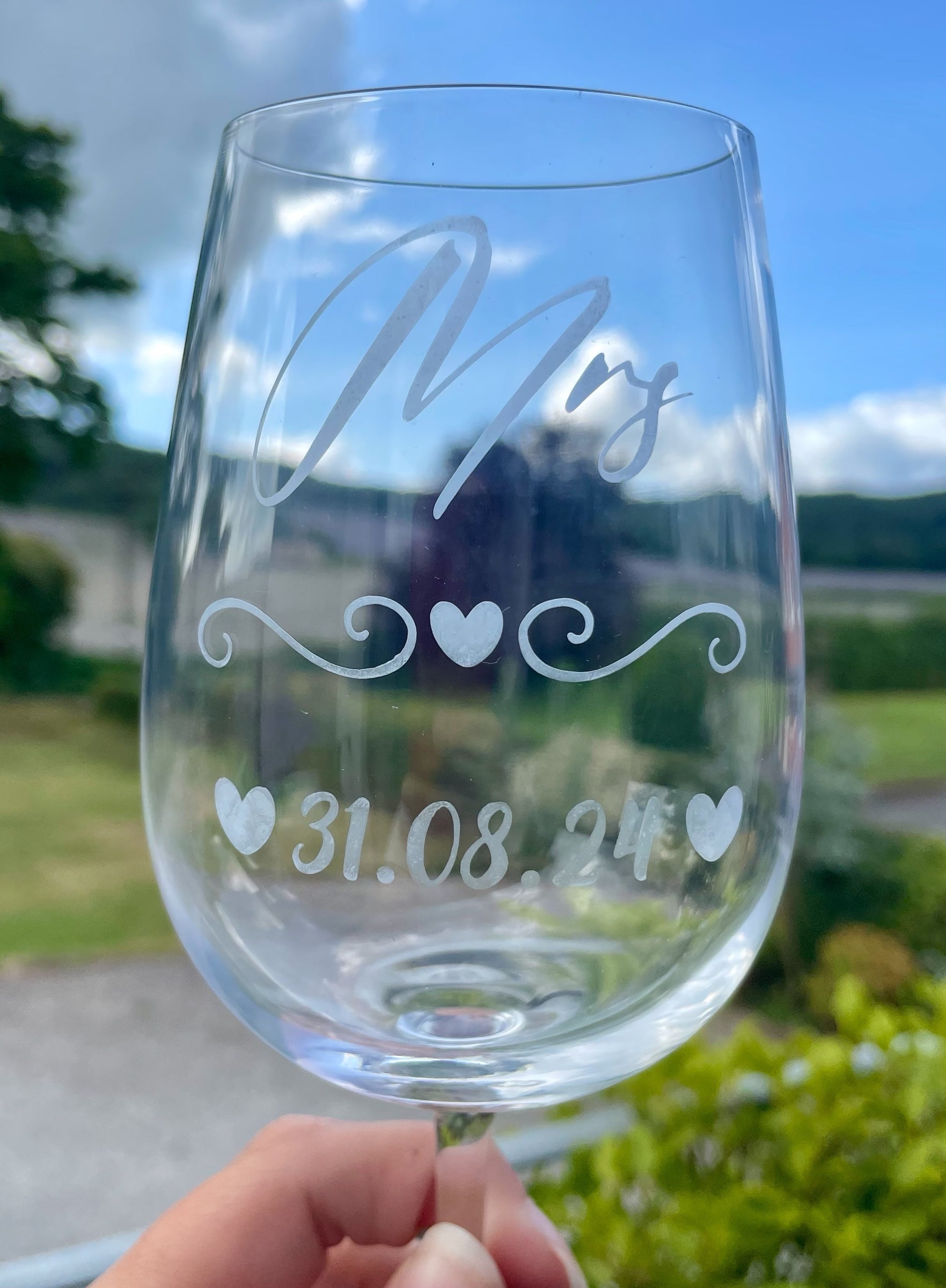 Personalised Mr & Mrs Wedding Wine Glasses – Custom Engraved Bride & Groom Glassware Set
