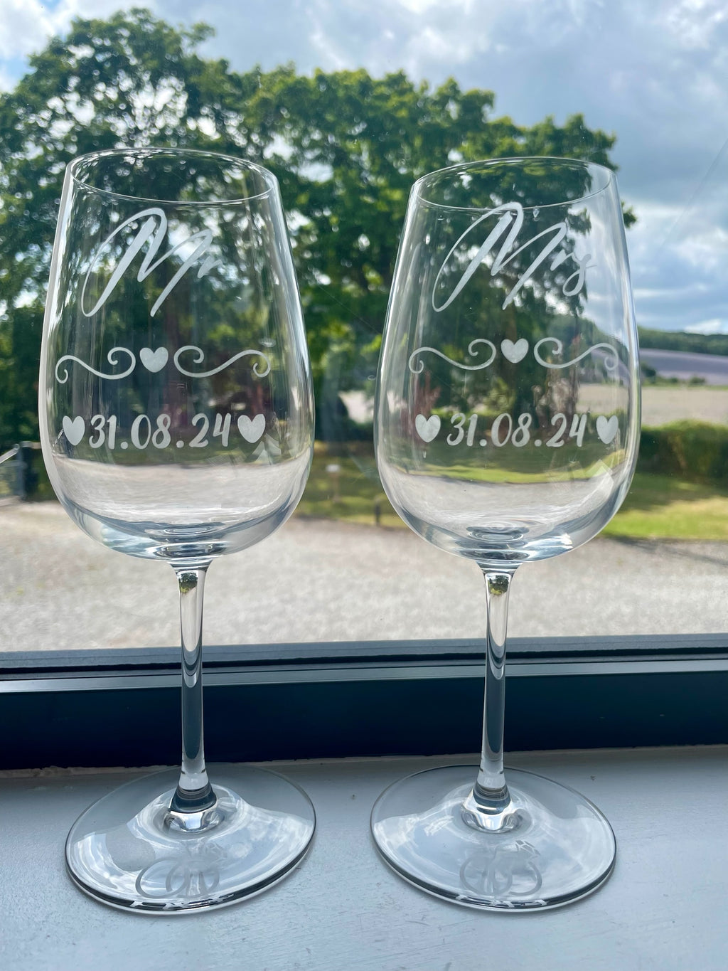Personalised Mr & Mrs Wedding Wine Glasses – Custom Engraved Bride & Groom Glassware Set