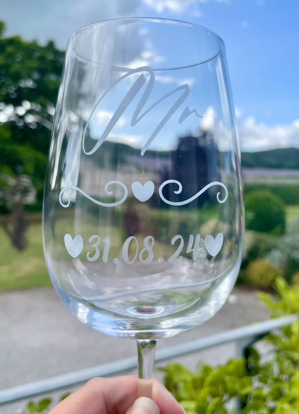 Personalised Mr & Mrs Wedding Wine Glasses – Custom Engraved Bride & Groom Glassware Set