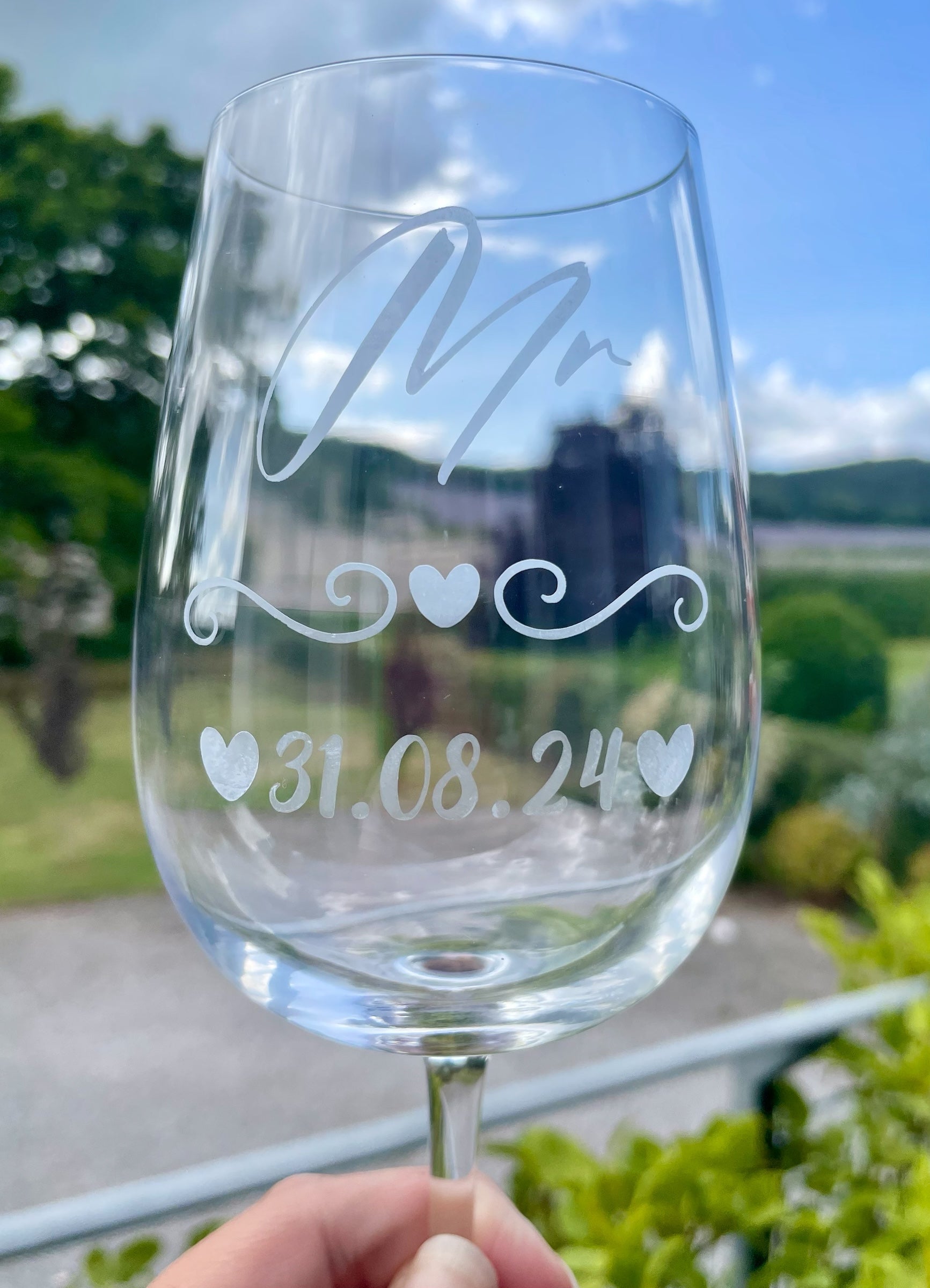 Personalised Mr & Mrs Wedding Wine Glasses – Custom Engraved Bride & Groom Glassware Set